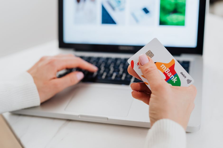 Bankowość elektroniczna na laptopie - zlecenie przelewu wadium w przetargu - nagruncieprawnym.pl